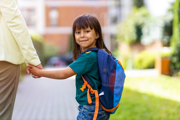 Mother Taking Her Daughter School — Stock Photo, Image