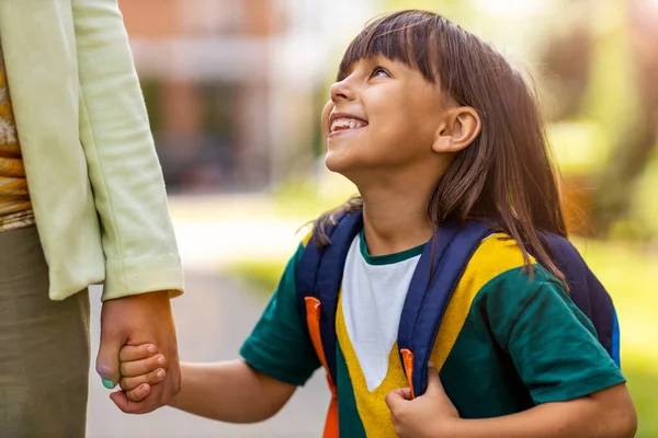 Madre Llevando Hija Escuela — Foto de Stock