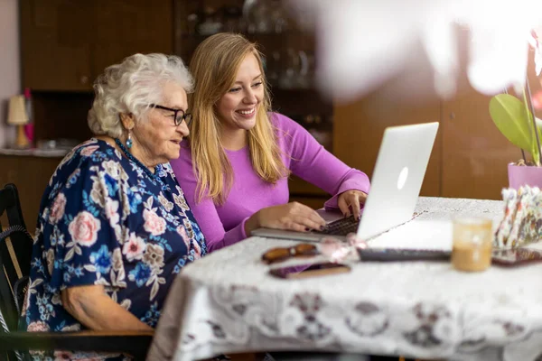 Nipote Adulta Insegna Alla Nonna Anziana Usare Computer Portatile — Foto Stock