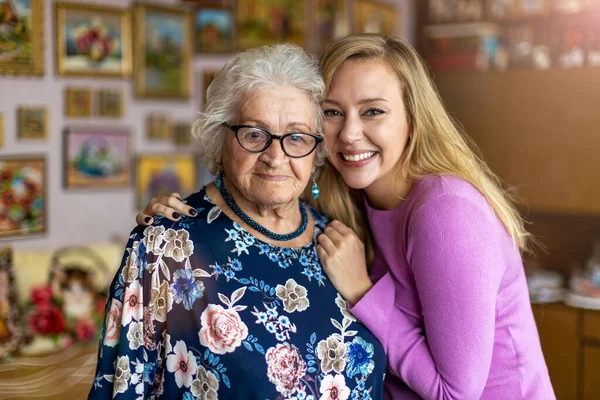 Giovane Donna Trascorrere Del Tempo Con Nonna Anziana Casa — Foto Stock