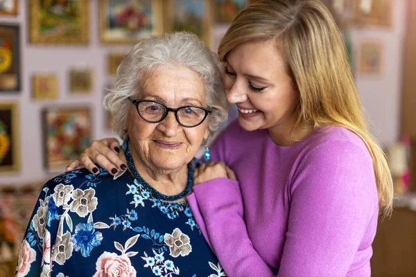 Jeune Femme Passant Temps Avec Grand Mère Âgée Maison — Photo