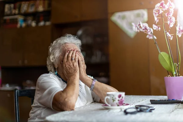 Femme Âgée Tenant Tête Dans Les Mains Dans Désespoir — Photo