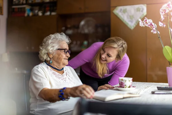 Ung Kvinna Tillbringar Tid Med Sin Äldre Mormor Hemma — Stockfoto