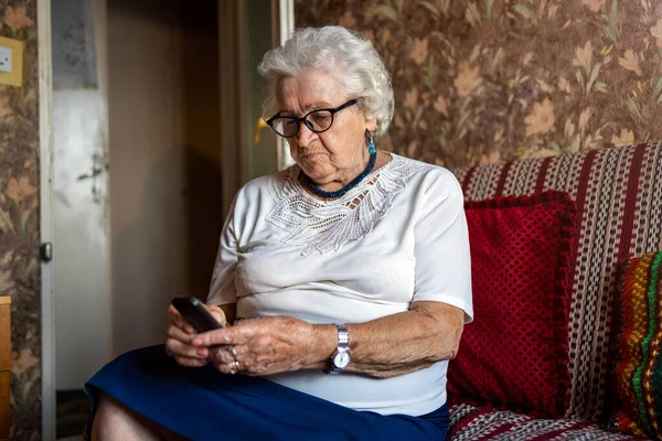 Oudere Vrouw Die Thuis Een Mobiele Telefoon Gebruikt — Stockfoto