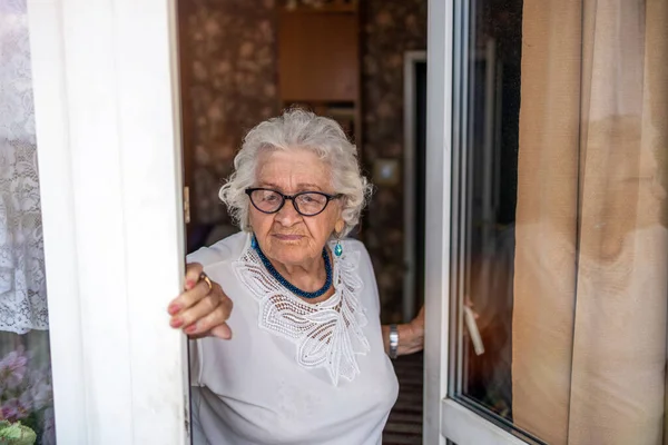 Portret Van Een Oudere Vrouw Bij Haar Thuis — Stockfoto
