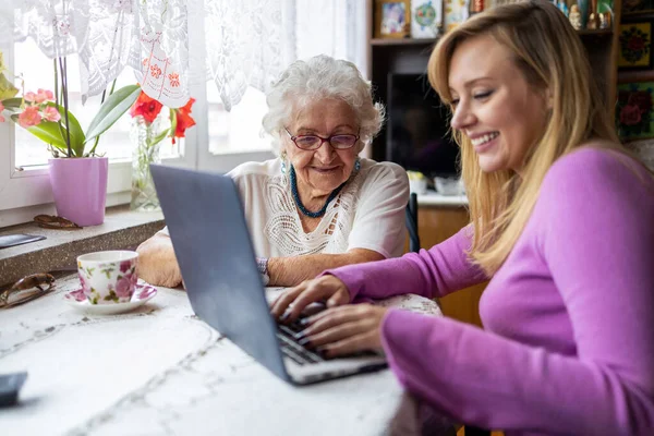 Nieta Adulta Enseñando Abuela Anciana Usar Computadora Portátil — Foto de Stock