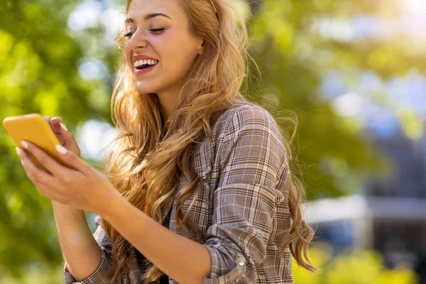 Joyeux Jeune Femme Utilisant Smartphone Dans Ville — Photo