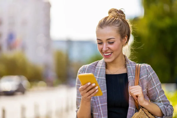 Szczęśliwa Młoda Kobieta Pomocą Smartfona Mieście — Zdjęcie stockowe