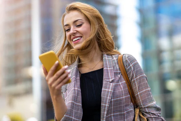 Mujer Joven Feliz Usando Teléfono Inteligente Ciudad — Foto de Stock