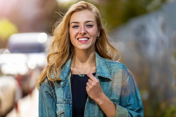 Portrait Attractive Young Woman Outdoors — Stock Photo, Image