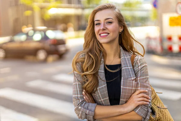 Portrait Attractive Young Woman Outdoors — Stock Photo, Image