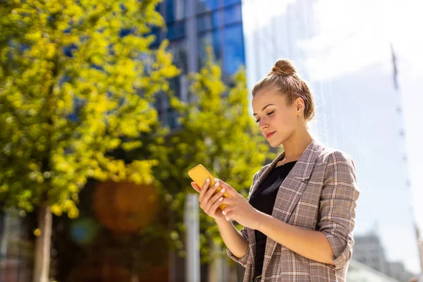 Ung Affärskvinna Med Mobiltelefon Staden — Stockfoto