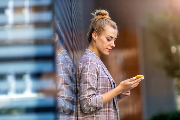 Young Businesswoman Using Mobile Phone City — Stock Photo, Image