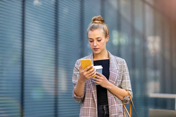 Mladá Podnikatelka Pomocí Mobilního Telefonu Městě — Stock fotografie