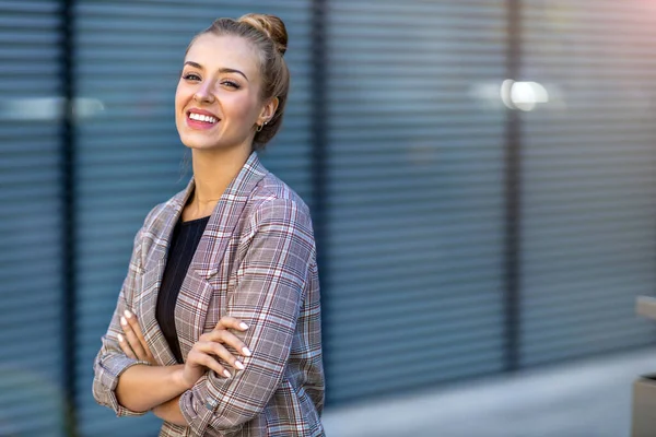 Młoda Bizneswoman Uśmiechnięta Mieście — Zdjęcie stockowe