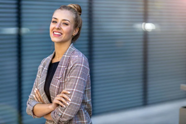 Jovem Empresária Sorrindo Cidade — Fotografia de Stock