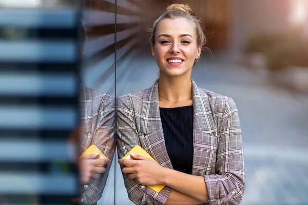 Giovane Donna Affari Sorridente Città — Foto Stock