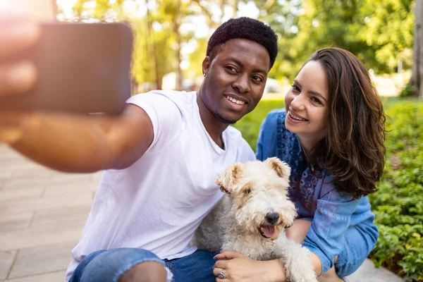 Joyeux Jeune Couple Avec Leur Chien Compagnie Extérieur — Photo