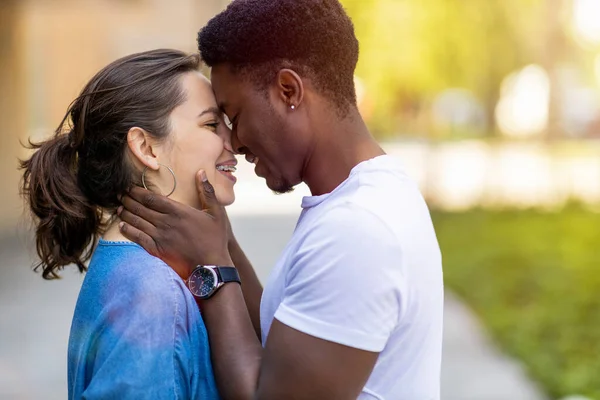 Multiracial Jeune Couple Baisers Plein Air — Photo