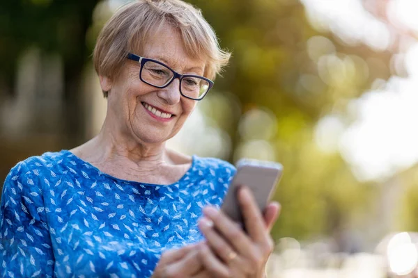 Счастливая Пожилая Женщина Помощью Мобильного Телефона Открытом Воздухе — стоковое фото