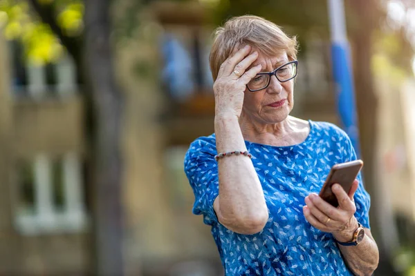 Стресс Пожилая Женщина Помощью Мобильного Телефона Открытом Воздухе — стоковое фото