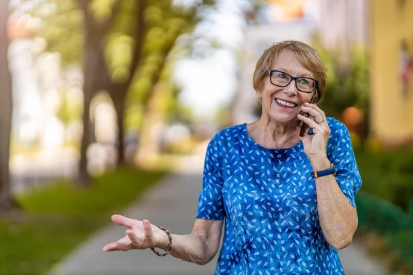 Happy Senior Kobieta Pomocą Telefonu Komórkowego Zewnątrz — Zdjęcie stockowe