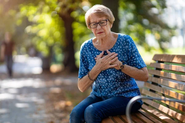 Senior Kvinna Lider Bröstsmärtor Medan Sitter Bänk — Stockfoto