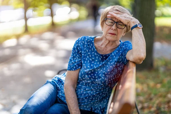 Oudere Vrouw Met Hoofdpijn — Stockfoto