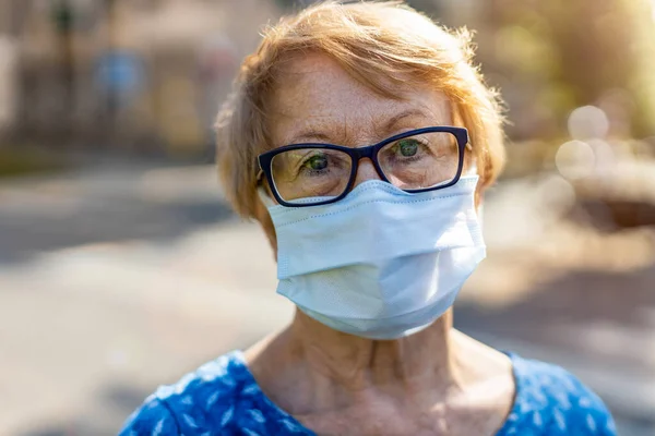 Retrato Mulher Idosa Usando Máscara Protetora Livre Cidade — Fotografia de Stock