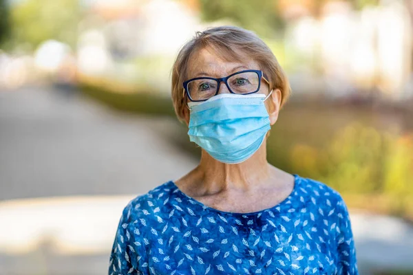 Porträtt Äldre Kvinna Bär Skyddande Ansiktsmask Utomhus Staden — Stockfoto