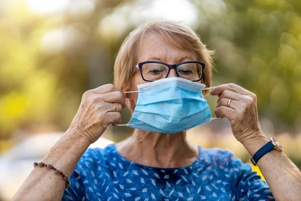 Portret Van Een Oudere Vrouw Met Een Beschermend Gezichtsmasker Buitenlucht — Stockfoto