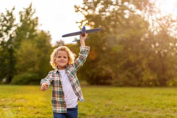 Мальчик Играет Игрушечным Самолетом Парке — стоковое фото