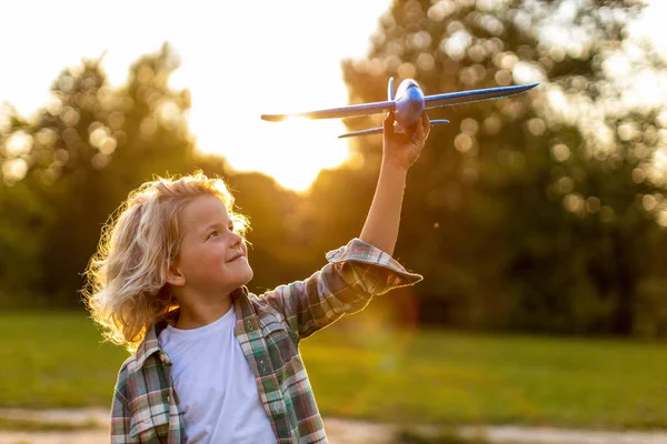 Niño Jugando Con Avión Juguete Parque — Foto de Stock