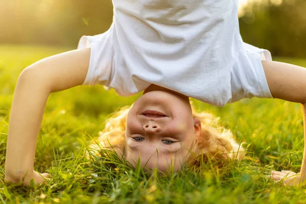 Child Doing Headstand Park — Stock Photo, Image