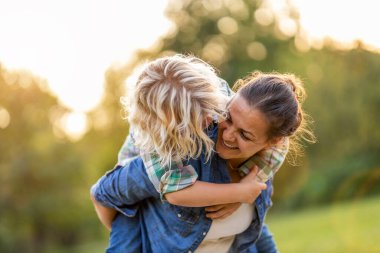 Anne ve oğlu dışarıda eğleniyor.