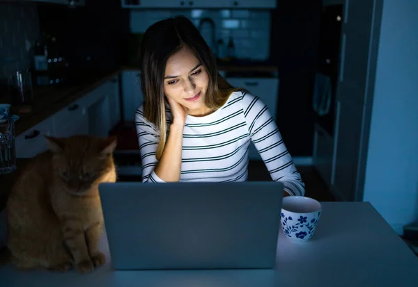 Concentrated Woman Working Late Hours Her Laptop — Stock Photo, Image
