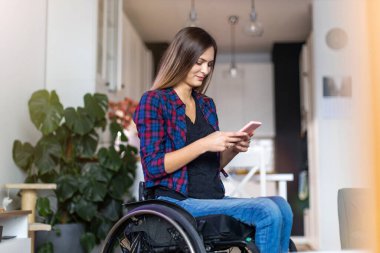 Smartphone At Home 'da Tekerlekli sandalyedeki Kadın