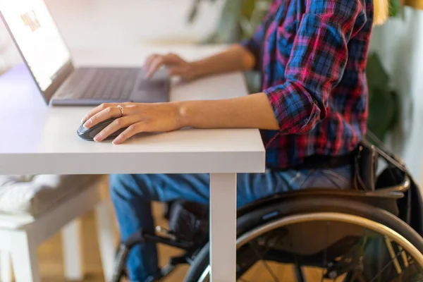 Kobieta Wózku Inwalidzkim Pomocą Laptopa Biurze — Zdjęcie stockowe