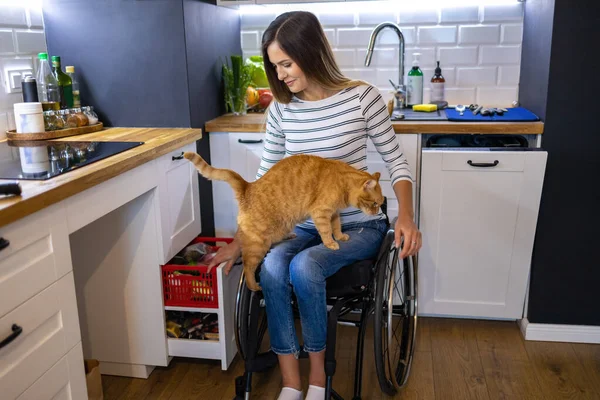 Jeune Femme Handicapée Dans Cuisine Avec Chat Sur Ses Genoux — Photo