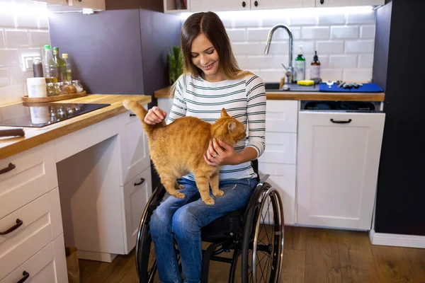 Jeune Femme Handicapée Dans Cuisine Avec Chat Sur Ses Genoux — Photo