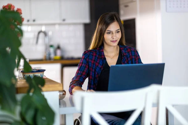 Jovem Mulher Cadeira Rodas Usando Laptop Casa Fotografias De Stock Royalty-Free