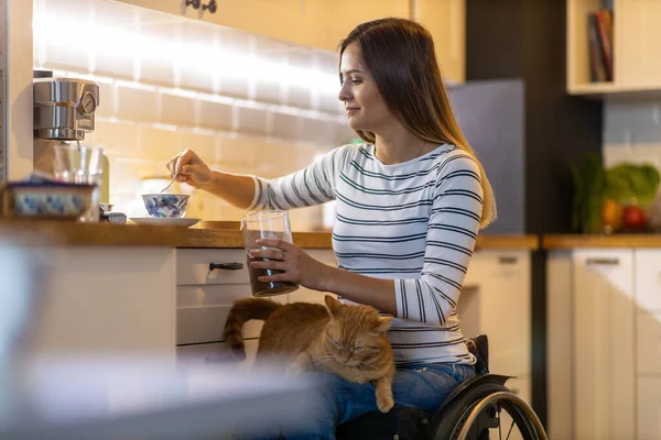 Femme Fauteuil Roulant Dans Cuisine Maison Photos De Stock Libres De Droits