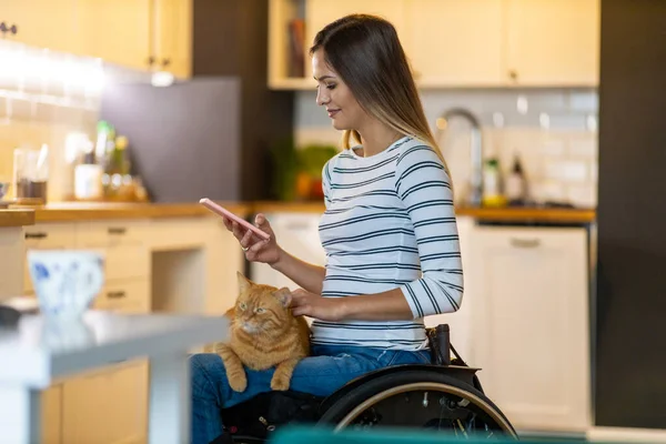 Mujer Silla Ruedas Smartphone Casa — Foto de Stock