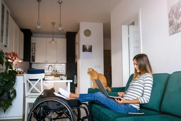 Mulher Jovem Deficiente Usando Laptop Enquanto Sentado Sofá Casa — Fotografia de Stock