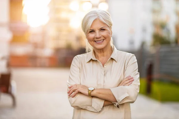 Portret Pewnej Siebie Starszej Kobiety Mieście Zachodzie Słońca — Zdjęcie stockowe