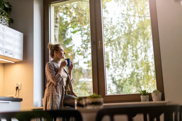 Mujer Negocios Sonriente Con Taza Café Mirando Por Ventana — Foto de Stock