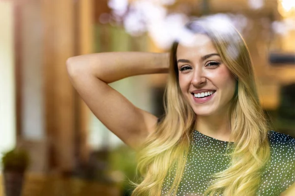 Retrato Una Joven Feliz Detrás Cristal Ventana —  Fotos de Stock