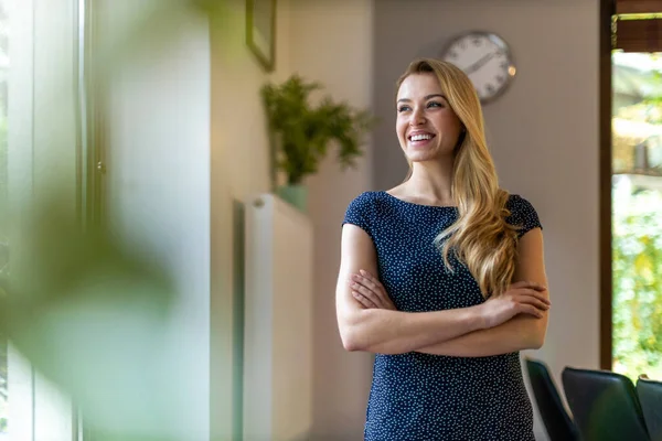 Retrato Una Joven Empresaria Confiada Cargo — Foto de Stock