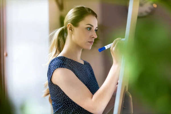 Junge Geschäftsfrau Schreibt Büro Mit Filzstift Auf Whiteboard — Stockfoto