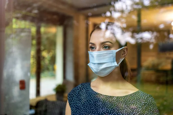 Mujer Con Mascarilla Protectora Oficina Para Mayor Seguridad Protección Durante — Foto de Stock